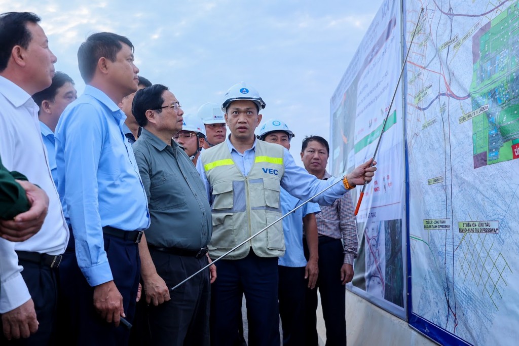 Thủ tướng Phạm Minh Chính kiểm tra một số dự án đường cao tốc, đường kết nối với sân bay - Ảnh: VGP/Nhật Bắc