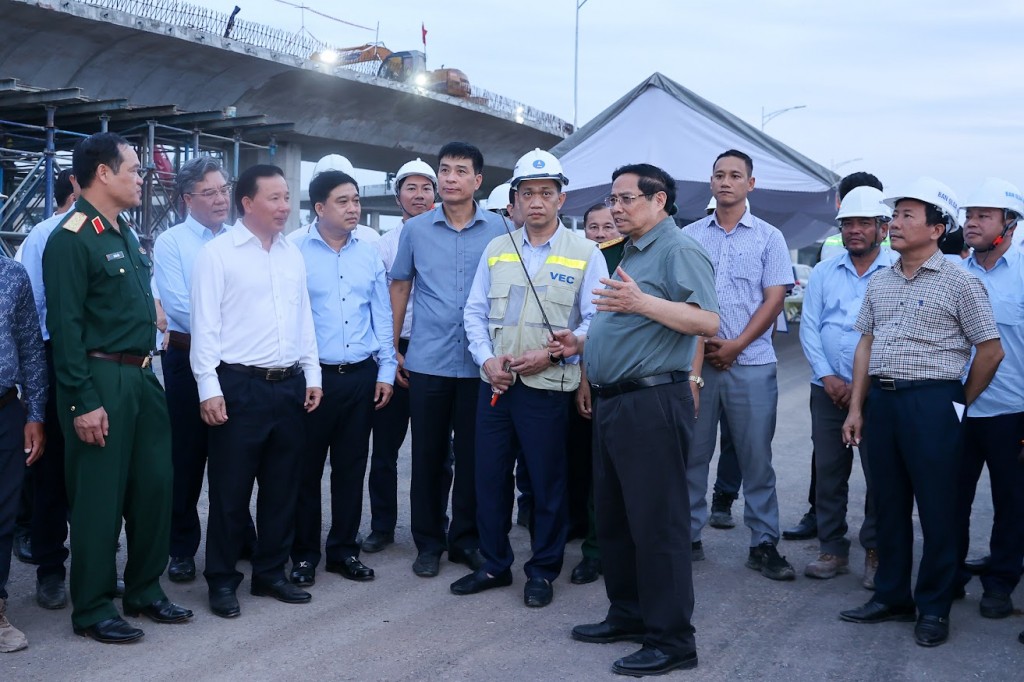 Thủ tướng Phạm Minh Chính kiểm tra một số dự án đường cao tốc, đường kết nối với sân bay - Ảnh: VGP/Nhật Bắc