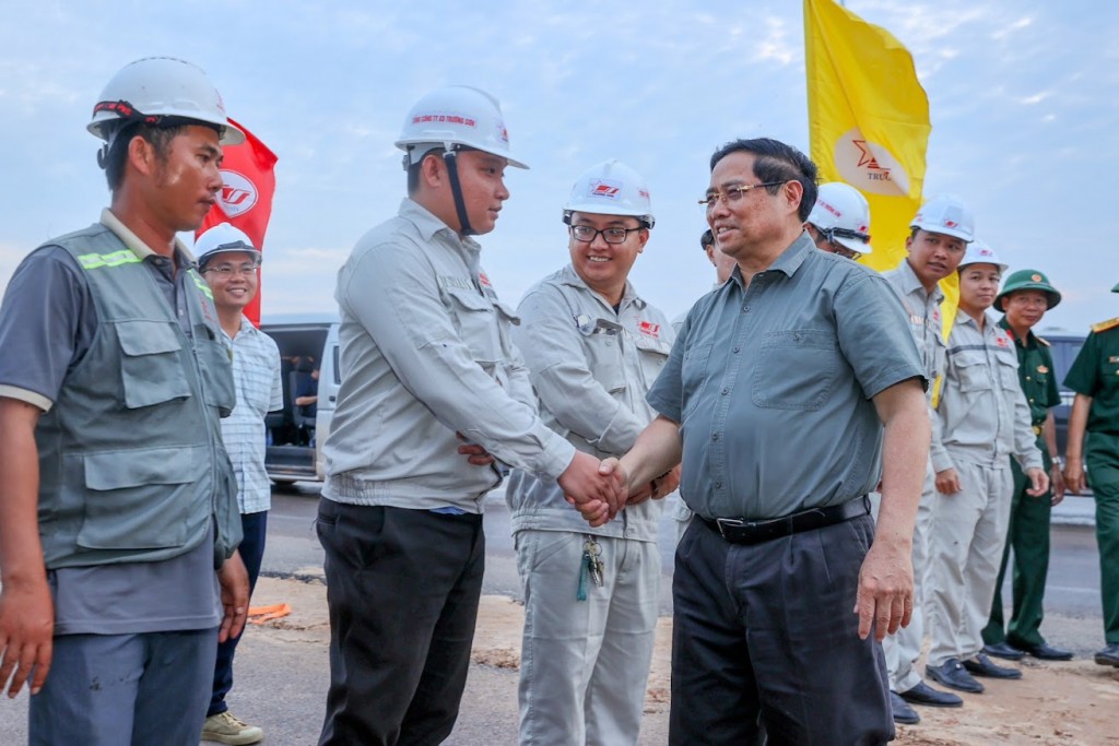 Thủ tướng Phạm Minh Chính kiểm tra, động viên các lực lượng tham gia triển khai dự án đường cao tốc, đường kết nối với sân bay - Ảnh: VGP/Nhật Bắc
