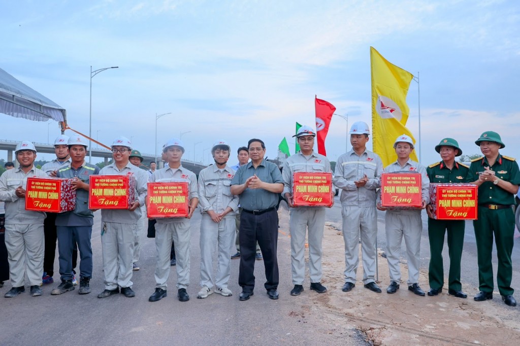Thủ tướng Phạm Minh Chính tặng quà, động viên các lực lượng tham gia triển khai dự án đường cao tốc, đường kết nối với sân bay - Ảnh: VGP/Nhật Bắc