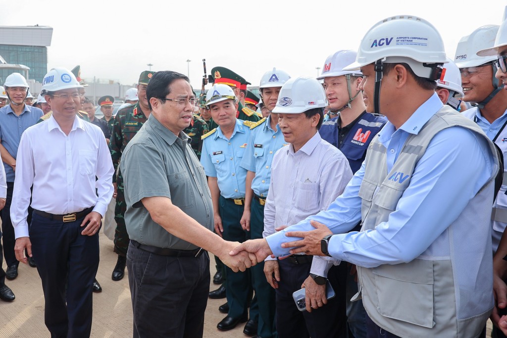 Thủ tướng Phạm Minh Chính tới kiểm tra, đôn đốc, động viên các lực lượng tham gia triển khai dự án càng hàng không quốc tế Long Thành - Ảnh: VGP/Nhật Bắc