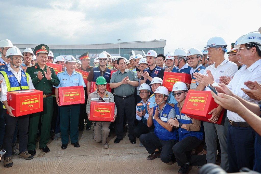 Thủ tướng Phạm Minh Chính tặng quà, động viên các lực lượng tham gia triển khai dự án càng hàng không quốc tế Long Thành - Ảnh: VGP/Nhật Bắc