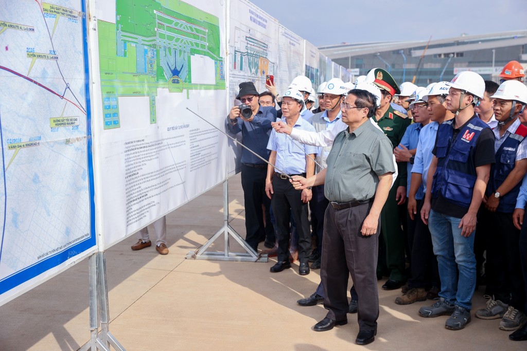 Thủ tướng đánh giá dự án đang thay đổi theo từng ngày, từng tuần, từng tháng - Ảnh: VGP/Nhật Bắc