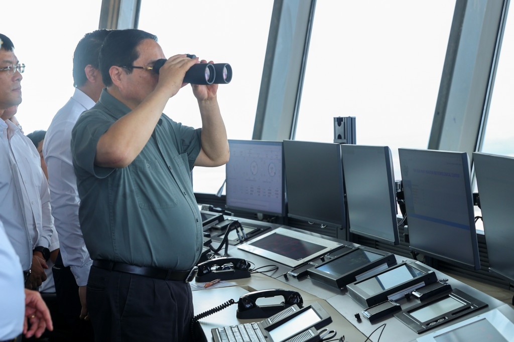 Thủ tướng thăm đài quan sát không lưu- bộ não của sân bay - Ảnh: VGP/Nhật Bắc