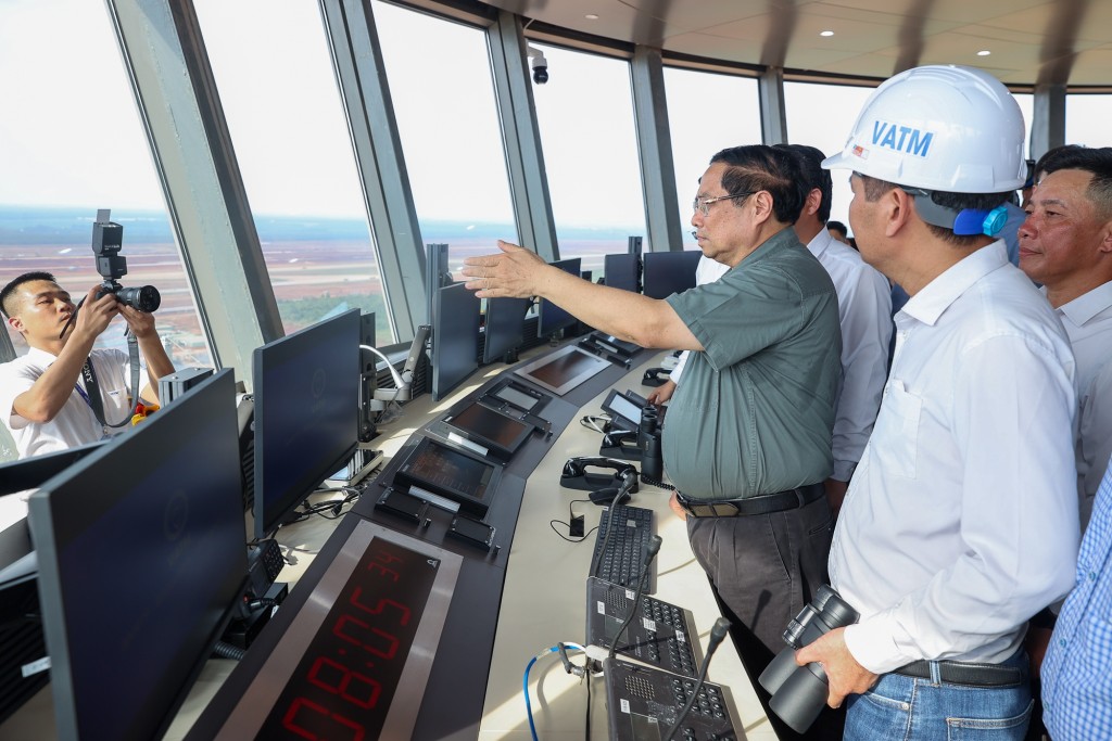 Thủ tướng chỉ đạo Bộ Xây dựng tiếp tục chỉ đạo các cơ quan chức năng trực thuộc phối hợp với ACV, Tổng Công ty Hàng không Việt Nam, cơ quan liên quan hoàn thiện kịch bản, kế hoạch chi tiết chuyến bay kỹ thuật ngày 15/12 và chuyến bay chính thức đầu tiên ngày 19/12 - Ảnh: VGP/Nhật Bắc