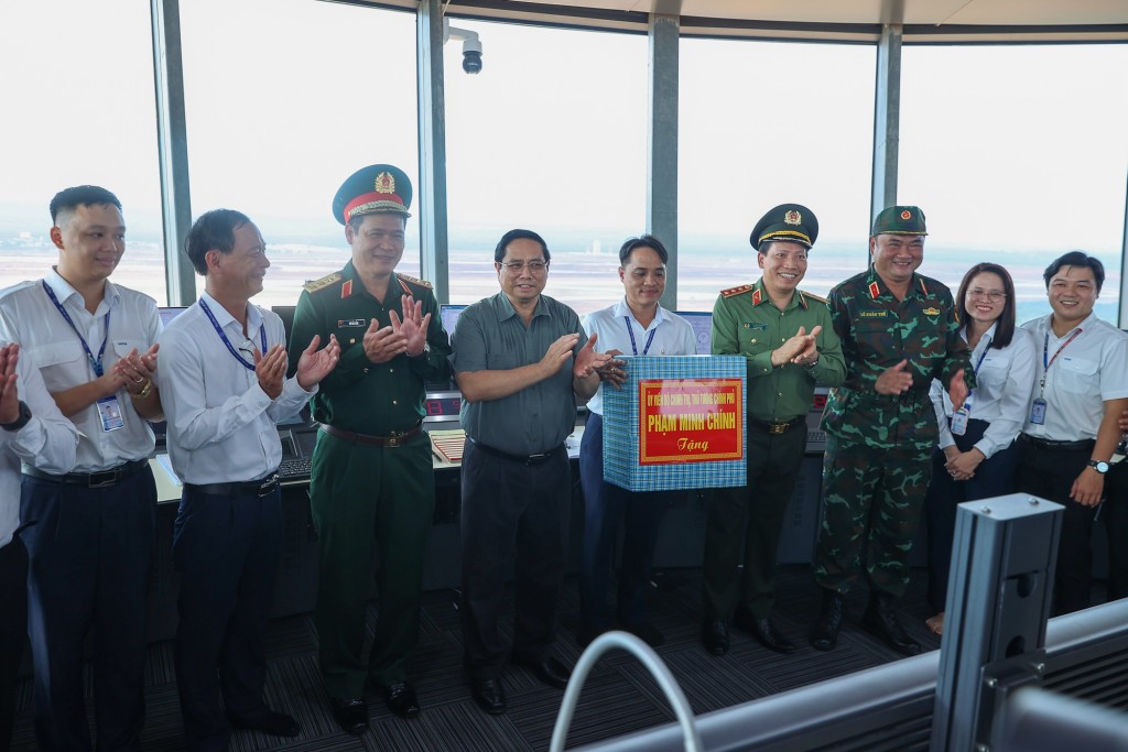 Thủ tướng tặng quà cán bộ nhân viên - Ảnh: VGP/Nhật Bắc