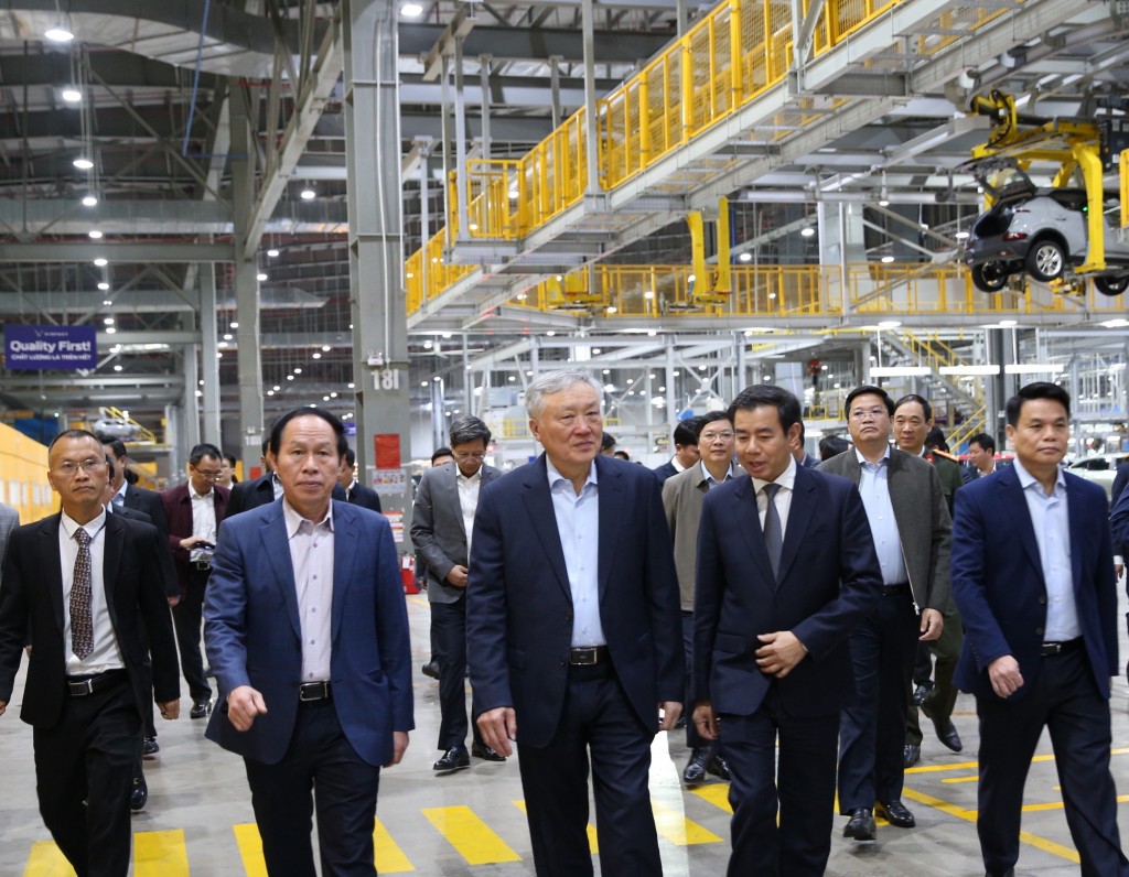 Phó Thủ tướng Thường trực Chính phủ Nguyễn Hòa Bình tới thăm và làm việc với Công ty cổ phần Sản xuất và kinh doanh VinFast Hải Phòng - Ảnh: VGP/Nguyễn Hoàng