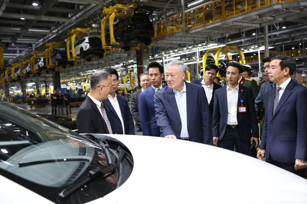 Phó Thủ tướng Thường trực Chính phủ Nguyễn Hòa Bình khảo sát thực tế các nhà máy, dây chuyền sản xuất của Công ty - Ảnh: VGP/Nguyễn Hoàng