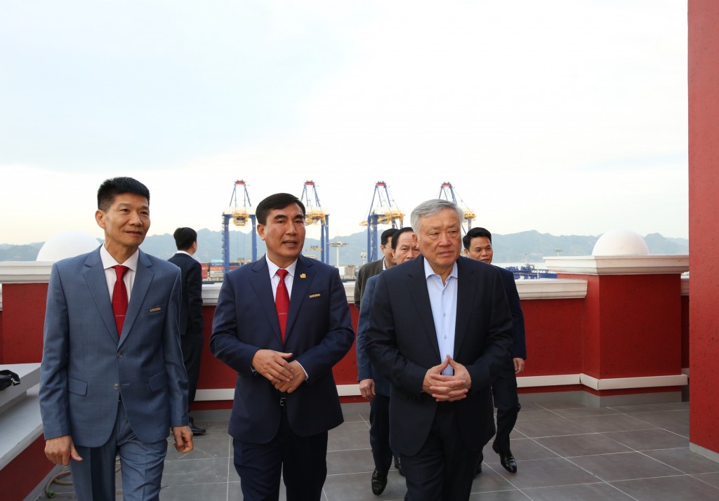 Phó Thủ tướng Thường trực Chính phủ Nguyễn Hòa Bình thăm Cảng container Quốc tế Hateco Hải Phòng - Ảnh: VGP/Nguyễn Hoàng