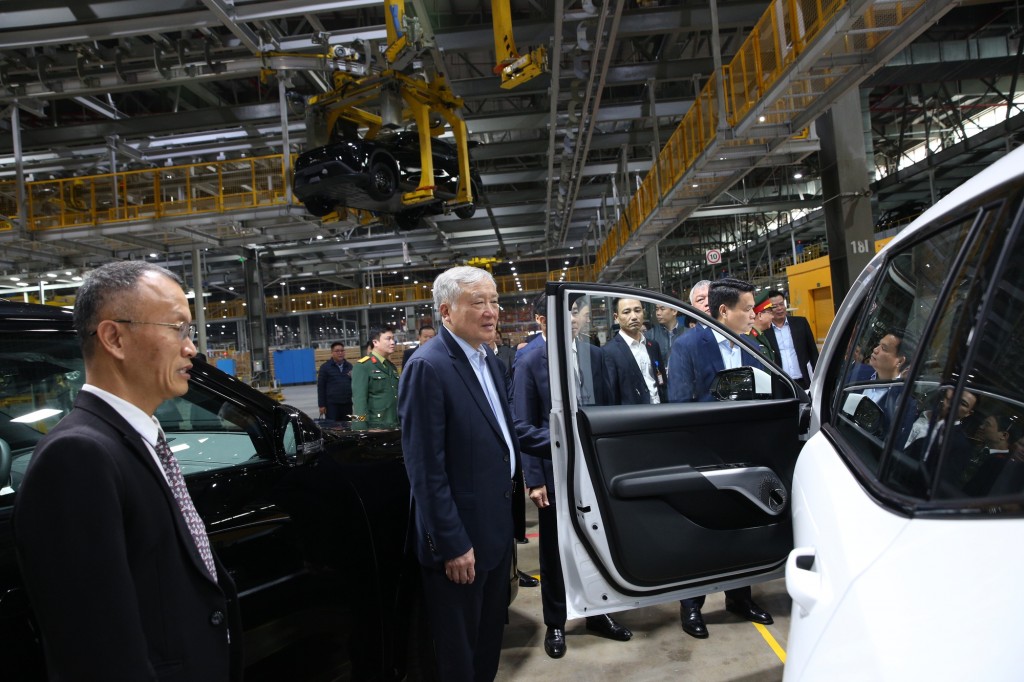 Phó Thủ tướng Thường trực Chính phủ Nguyễn Hòa Bình khảo sát thực tế các nhà máy, dây chuyền sản xuất của Công ty - Ảnh: VGP/Nguyễn Hoàng