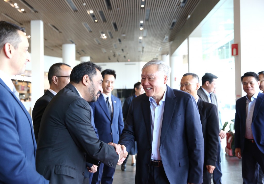 Phó Thủ tướng Thường trực Chính phủ Nguyễn Hòa Bình và các chuyên gia của VinFast - Ảnh: VGP/Nguyễn Hoàng