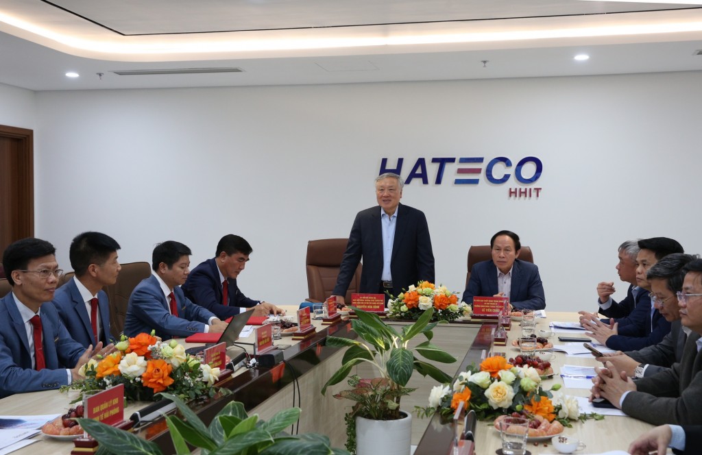 Phó Thủ tướng Thường trực Chính phủ Nguyễn Hòa Bình đánh giá cao Hateco đã đẩy mạnh ứng dụng công nghệ trong vận hành cảng - Ảnh: VGP/Nguyễn Hoàng