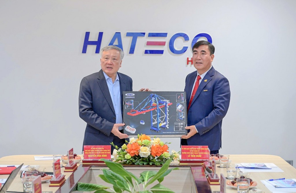Chủ tịch HĐQT Tập đoàn Hateco Trần Văn Kỳ tặng Phó Thủ tướng Thường trực Nguyễn Hòa Bình mô hình hệ thống cẩu hàng hiện đại của Hateco - Ảnh: VGP