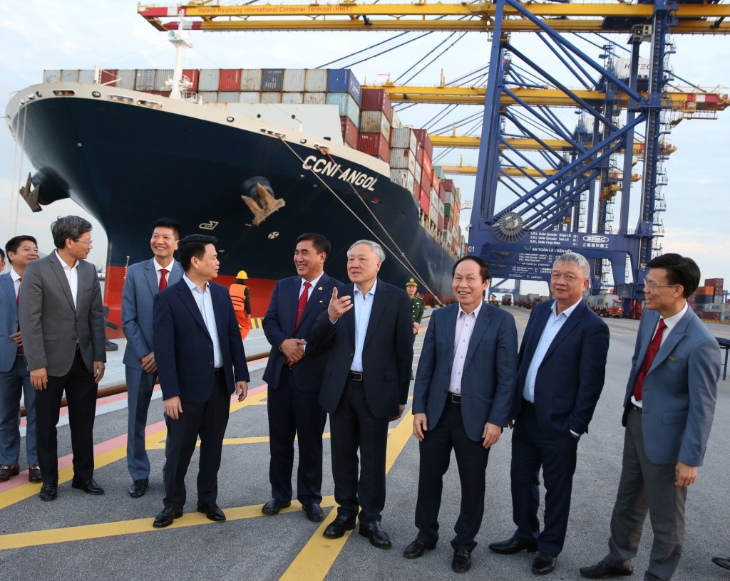 Phó Thủ tướng Thường trực Chính phủ Nguyễn Hòa Bình đề nghị thành phố Hải Phòng luôn quan tâm, hỗ trợ, đồng hành với Hateco trong quá trình đầu tư tại địa phương - Ảnh: VGP/Nguyễn Hoàng