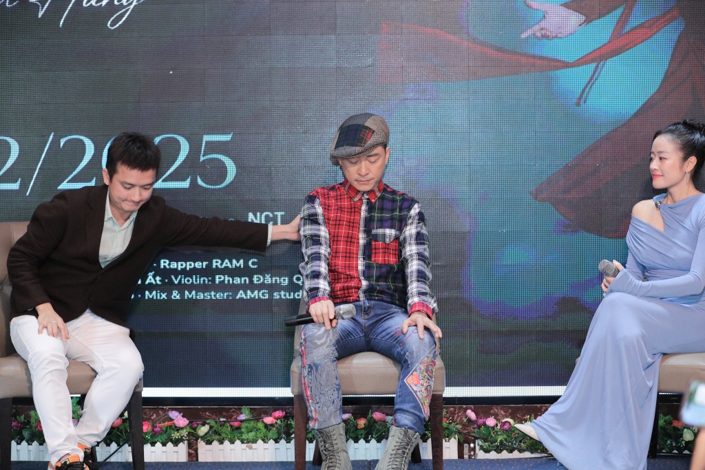 Ca sĩ Tuấn Hưng nghẹn ngào khi nhắc tới mẹ