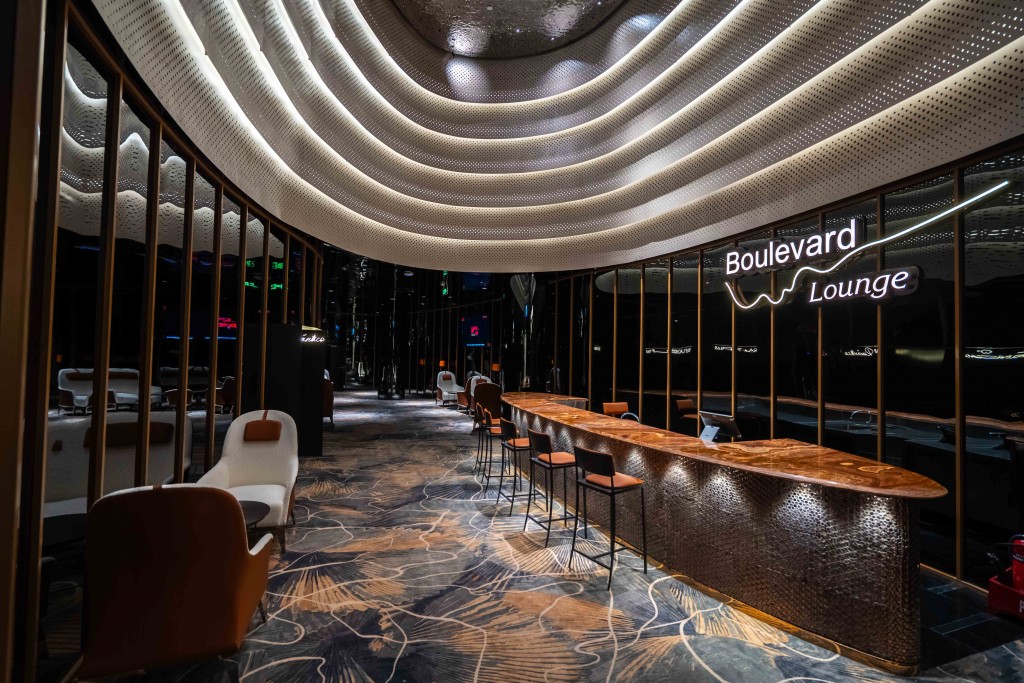 Phòng chờ Boulevard Lounge với không gian ấm cúng, sang trọng và riêng tư.