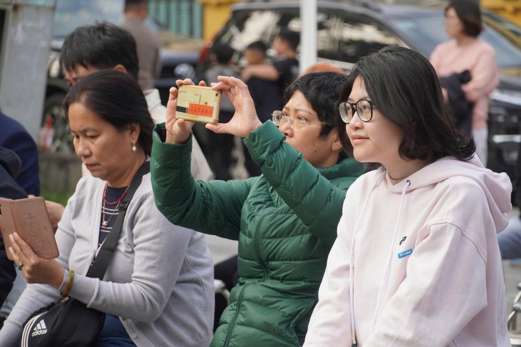 Khán giả hào hứng thưởng thức các tiết mục