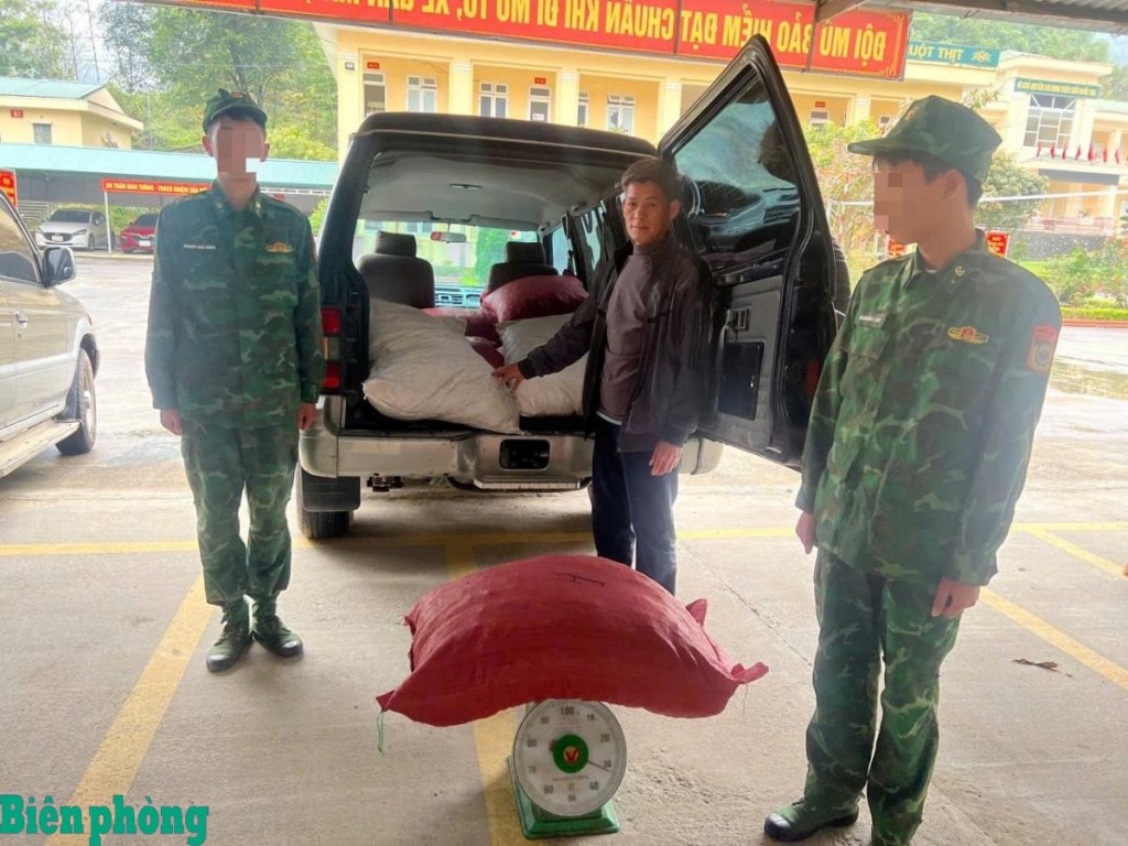 Đối tượng Nông Văn Thành cùng tang vật bị Đồn Biên phòng Lũng Nặm bắt giữ. Ảnh: Huy Dương