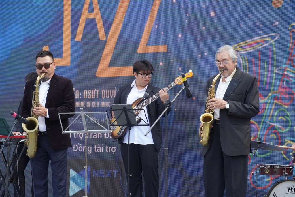 Không gian âm nhạc cuối tuần tiếp tục mang đến những tiết mục đặc sắc phục vụ khán giả bên hồ Gươm