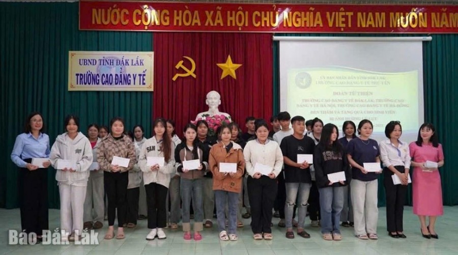Trường Cao đẳng Y tế Hà Nội trao quà hỗ trợ cho sinh viên và giáo viên Trường Cao đẳng Y tế Phú Yên (tỉnh Đắk Lắk).