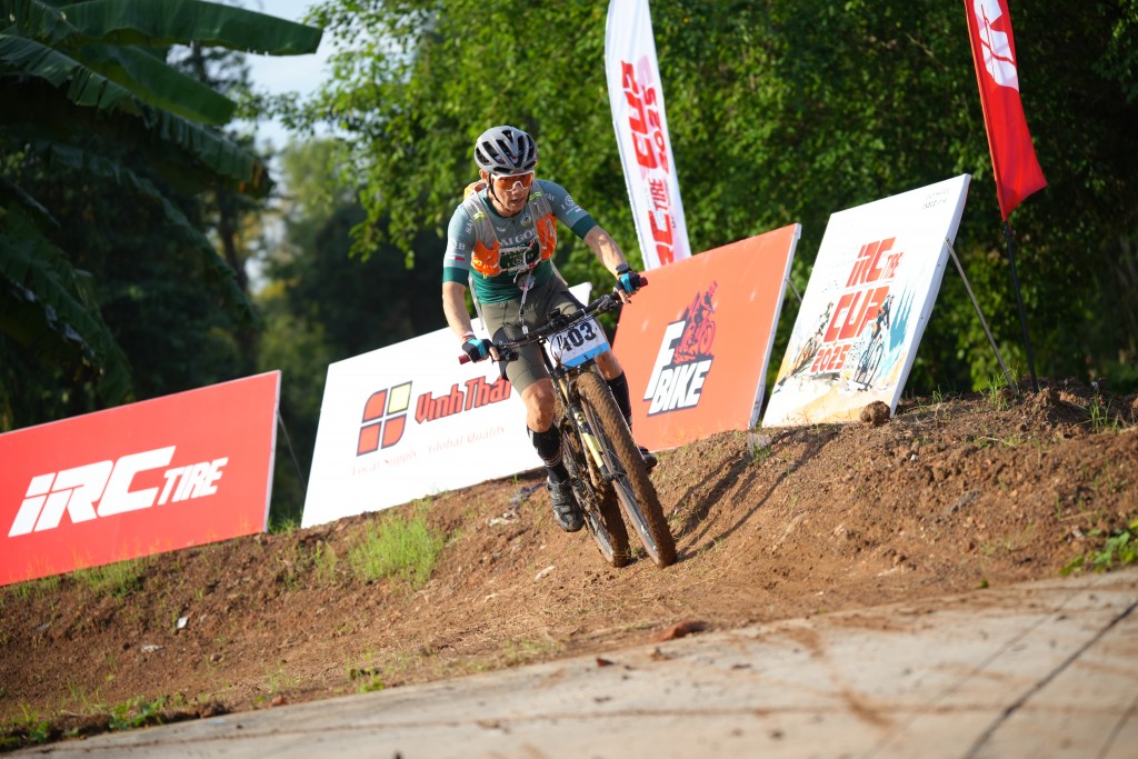 Các vận động viên chinh phục các địa hình