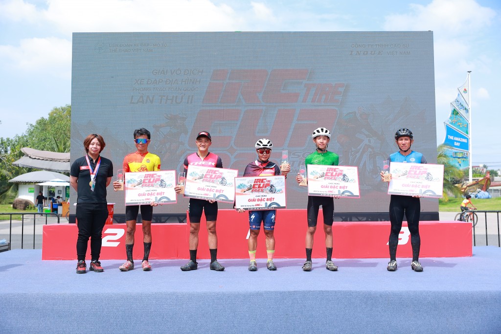 Ban Tổ chức trao giải tới các vận động viên xuất sắc