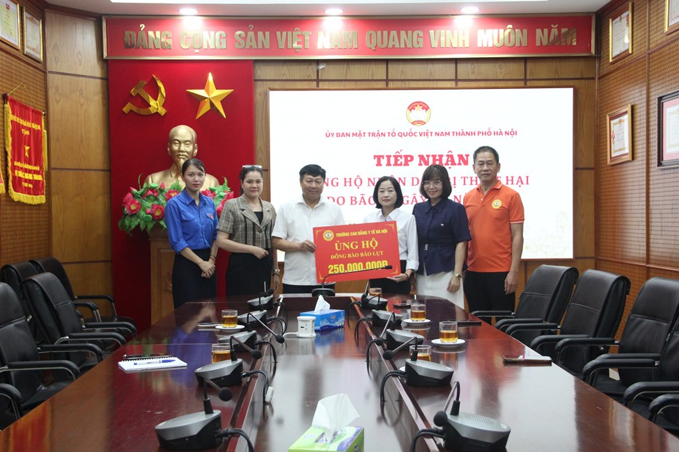 Trường Cao đẳng Y tế Hà Nội đã trao tặng 250 triệu đồng ủng hộ tại trụ sở Ủy ban Mặt trận Tổ quốc Việt Nam thành phố Hà Nội.