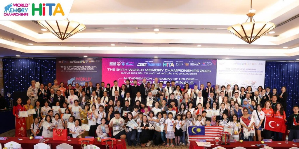 Ban Tổ chức cuộc thi cùng các thí sinh chụp ảnh lưu niệm