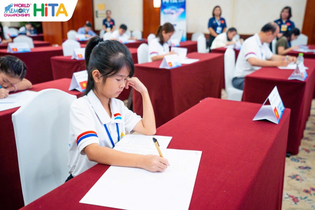 Các thí sinh làm bài thi