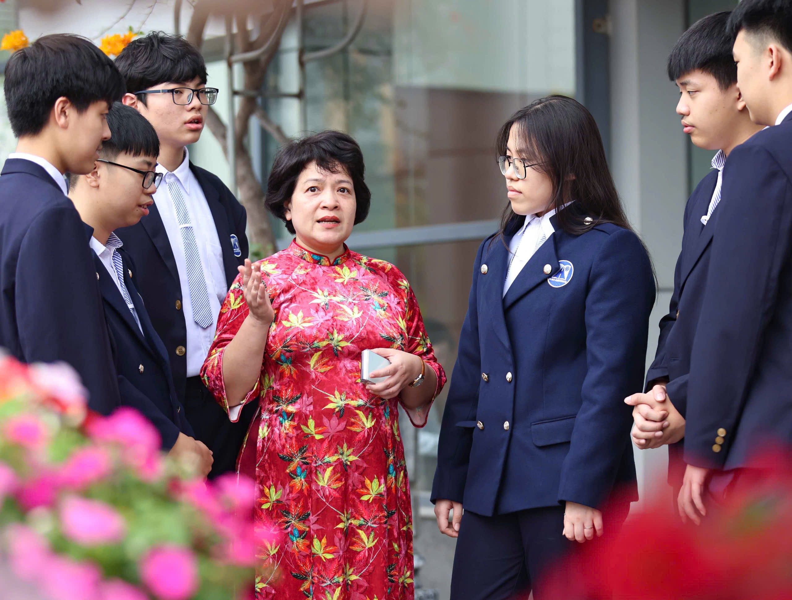 Nhà giáo Trần Thùy Dương - Hiệu trưởng trường THPT chuyên Hà Nội - Amsterdam và các em học sinh tham dự kỳ thi IJSO 2025. (Ảnh: Thanh Tùng)