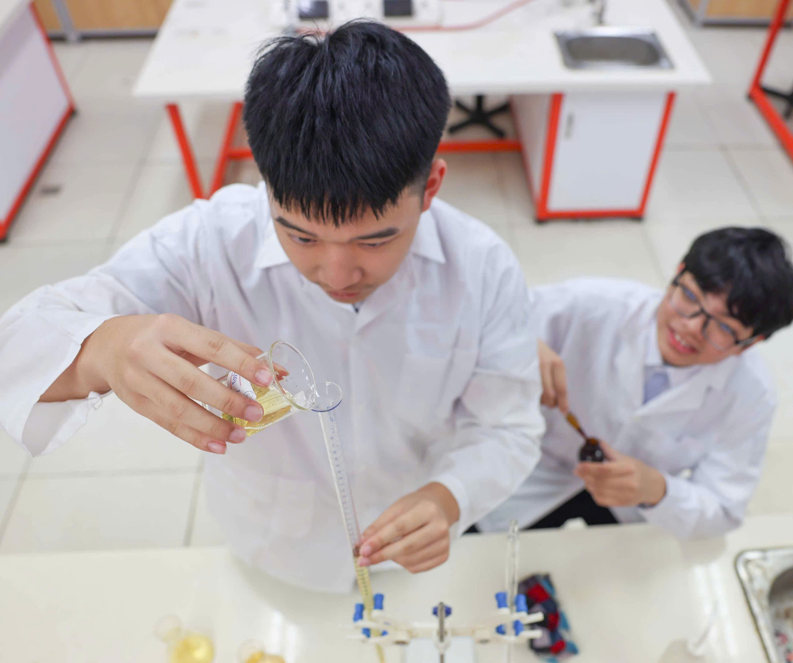 “thử thách lớn” khi yêu cầu các em vận dụng linh hoạt kiến thức của cả ba lĩnh vực khoa học trong những tình huống thực tiễn, mô phỏng nghiên cứu khoa học thực sự