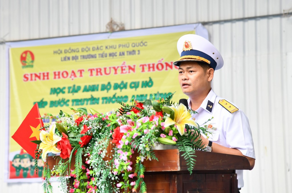 Báo cáo viên của Lữ đoàn 127 truyền đạt nội dung