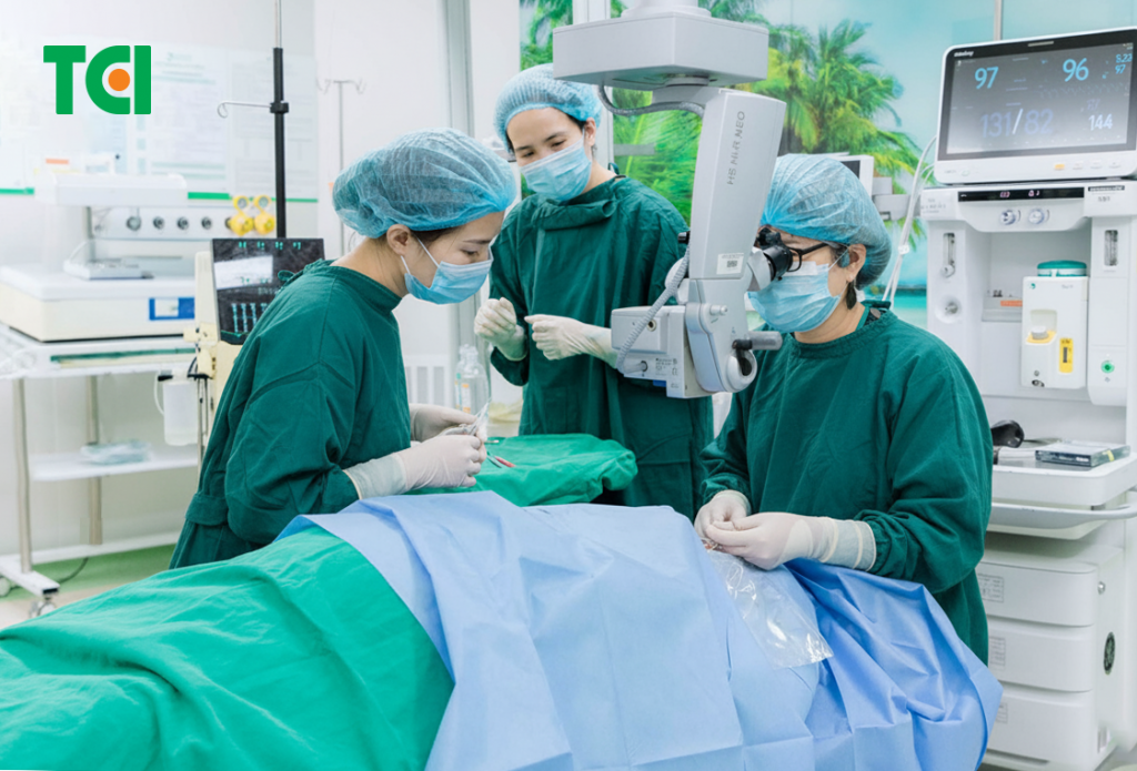 Với sự tiến bộ của công nghệ Phaco, người bệnh có thể phục hồi thị lực nhanh và duy trì chất lượng sống tối ưu. Ảnh: TCI