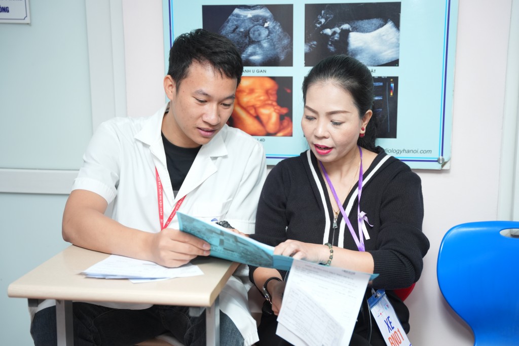 Bác sỹ tư vấn gói khám tầm soát ung thư cho phụ nữ yếu thế