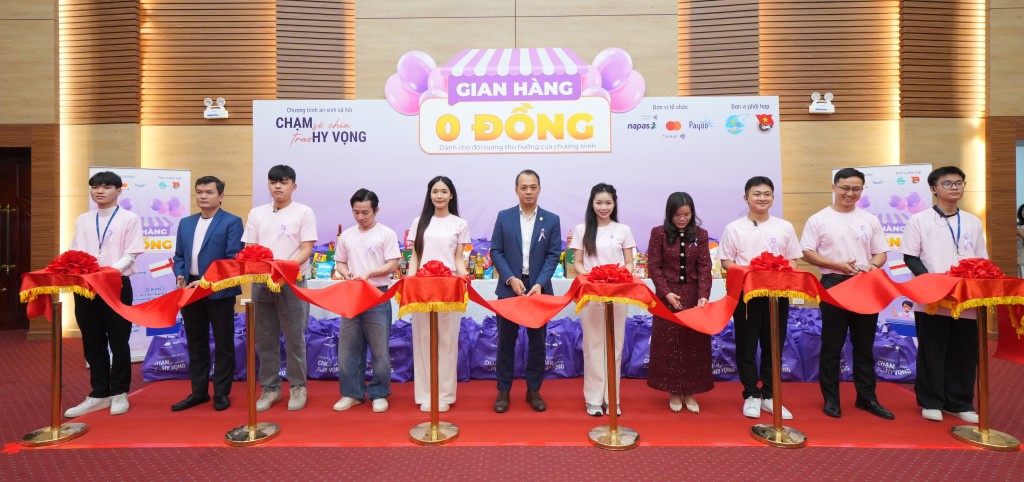 Các đại biểu cắt băng khai trương Gian hàng 0 đồng