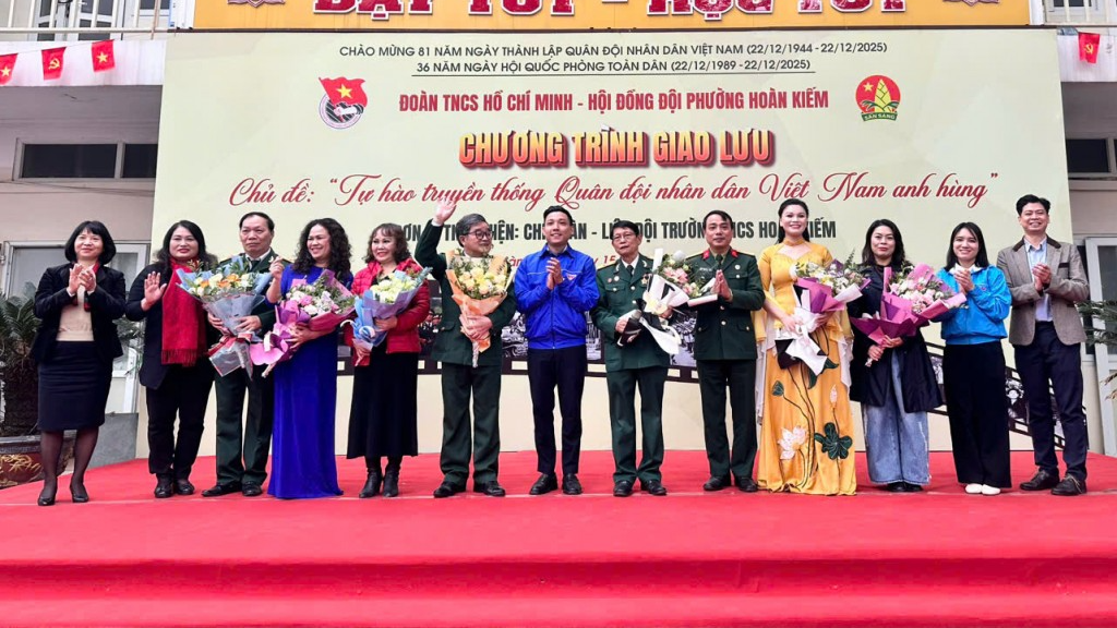 Ban Tổ chức tặng hoa tri ân các vị khách mời tại chương trình 