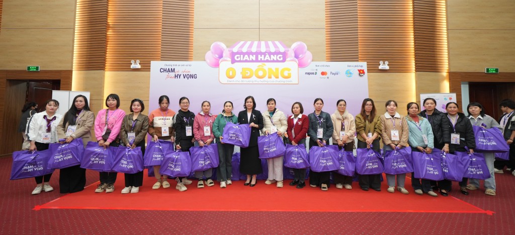 Tặng quà cho phụ nữ yếu thế tham dự sự kiện