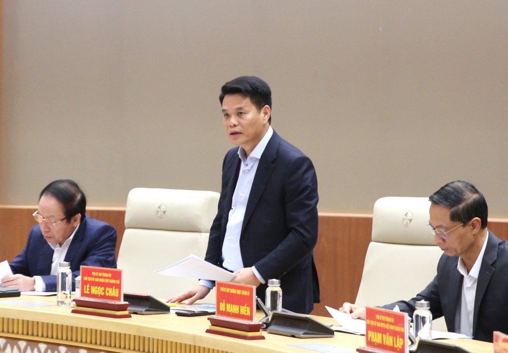 Chủ tịch Ủy ban nhân dân thành phố Hải Phòng Lê Ngọc Châu báo cáo tại cuộc họp - Ảnh: VGP/Nguyễn Hoàng