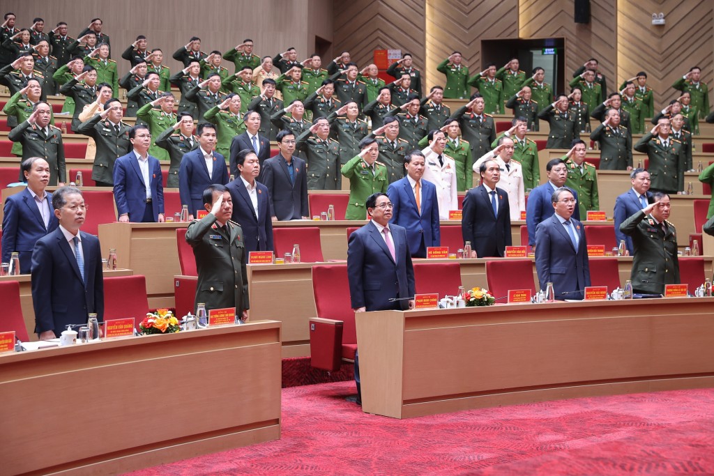 Thủ tướng Phạm Minh Chính và các đại biểu thực hiện nghi lễ chào cờ - Ảnh: VGP/Nhật Bắc