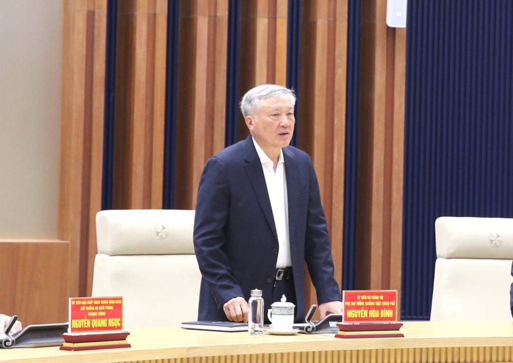 Phó Thủ tướng Thường trực Chính phủ Nguyễn Hòa Bình cùng lãnh đạo các bộ ngành cho ý kiến cụ thể đối với các đề xuất của thành phố Hải Phòng về cơ chế, chính sách thúc đẩy sản xuất, kinh doanh, xuất nhập khẩu - Ảnh: VGP/Nguyễn Hoàng