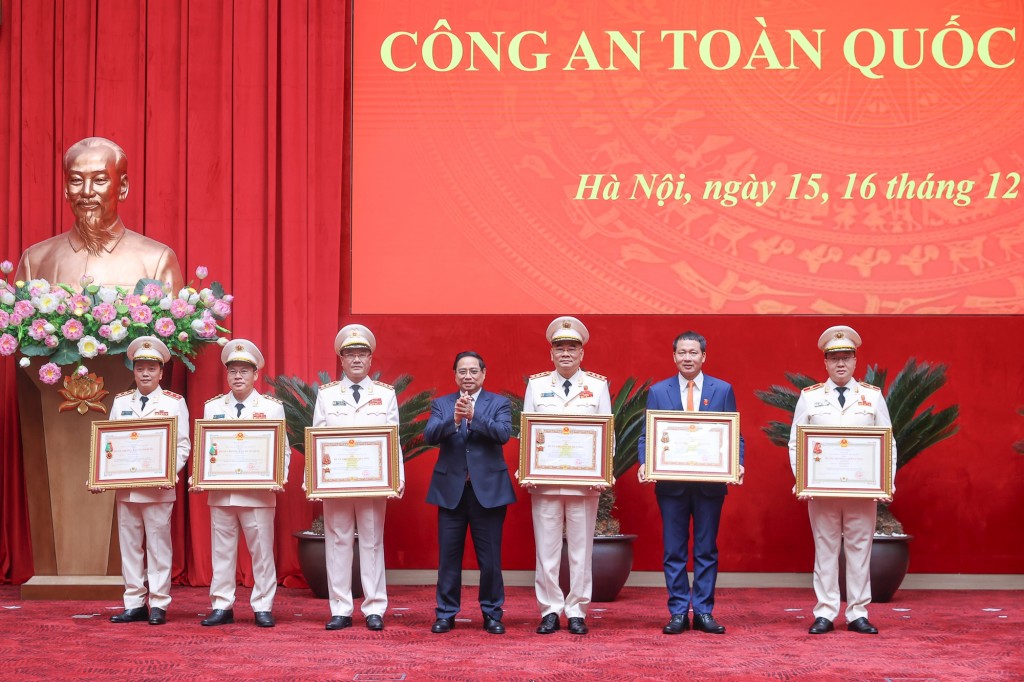 Thủ tướng Phạm Minh Chính trao Huân chương Quân công hạng Nhất, Nhì, Ba; Huân chương Bảo vệ Tổ quốc hạng Nhất và Huân chương Chiến công hạng Nhất cho các cá nhân có thành tích xuất sắc - Ảnh: VGP/Nhật Bắc