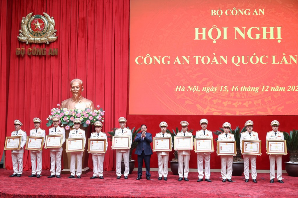 Thủ tướng Phạm Minh Chính trao Huân chương Quân công hạng Nhì và Huân chương Chiến công hạng Nhất cho các cá nhân có thành tích xuất sắc - Ảnh: VGP/Nhật Bắc