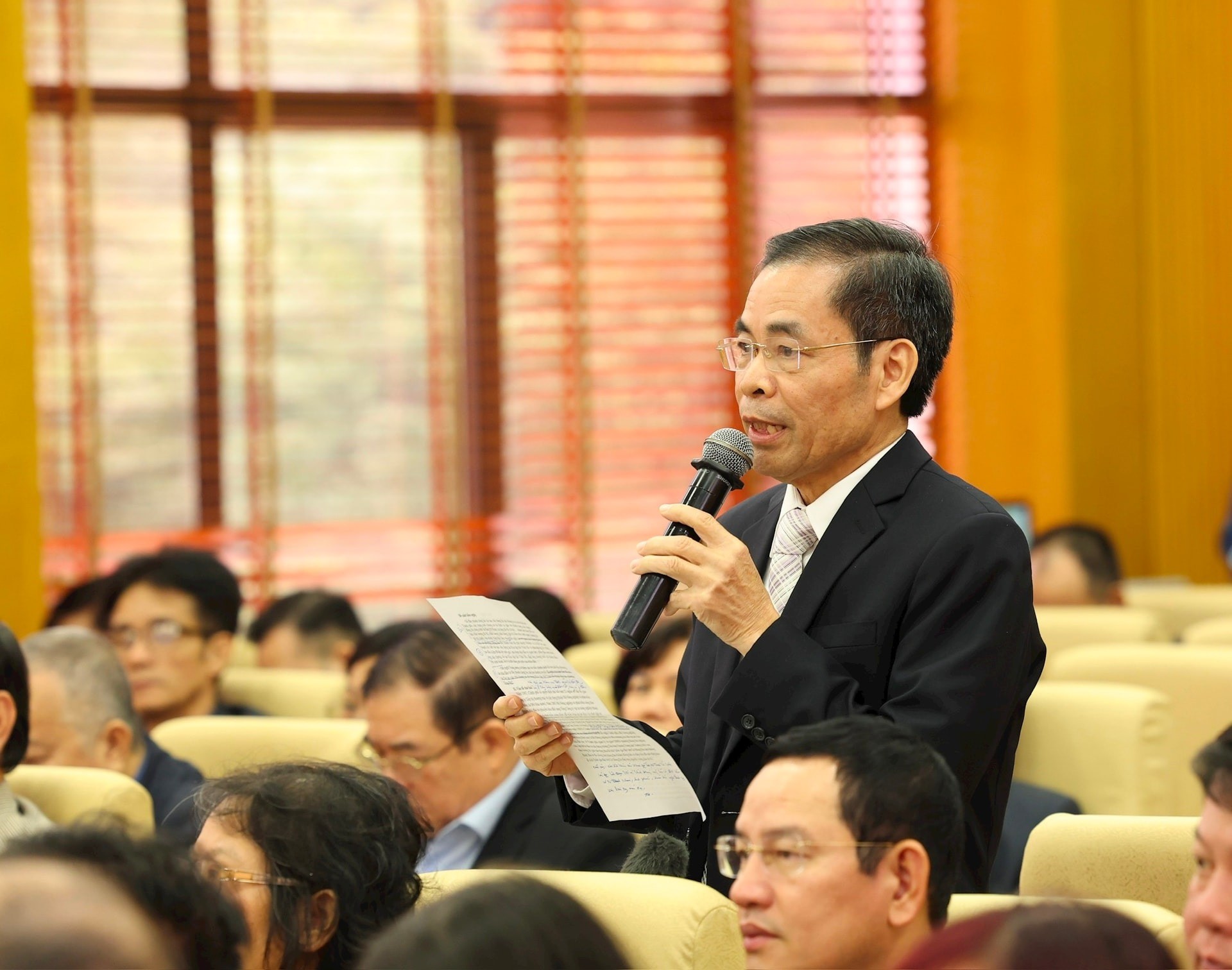 Cử tri Nguyễn Văn Phú (phường Đống Đa) phát biểu. Ảnh: Viết Thành