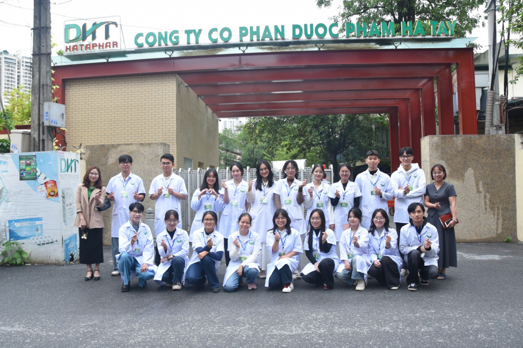 Đoàn sinh viên CLB Đổi mới Sáng tạo &amp; Khởi nghiệp Trường Đại học Dược Hà Nội đến tham quan thực tế tại nhà máy sản xuất của công ty Cổ phần Dược phẩm Hà Tây.