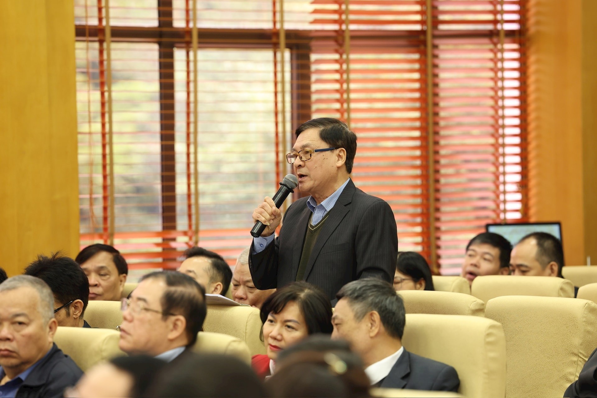 Cử tri Đỗ Văn Thuật (phường Láng) phát biểu. Ảnh: Viết Thành