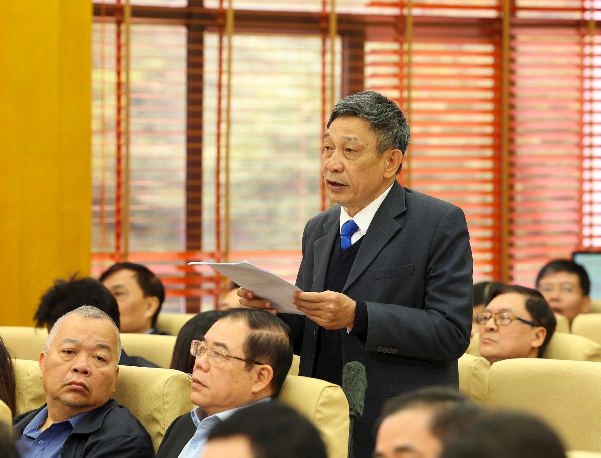 Cử tri Đinh Quốc Phòng (phường Ô Chợ Dừa) phát biểu. Ảnh: Viết Thành