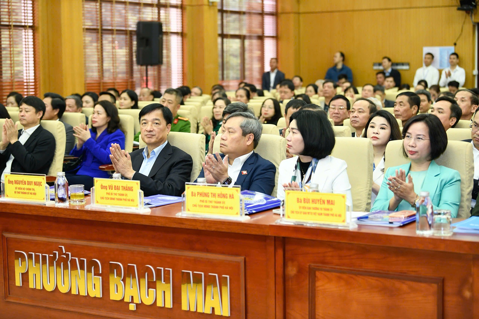 Lãnh đạo Thành ủy, UBND TP Hà Nội tại cuộc tiếp xúc cử tri. Ảnh: Như Ý