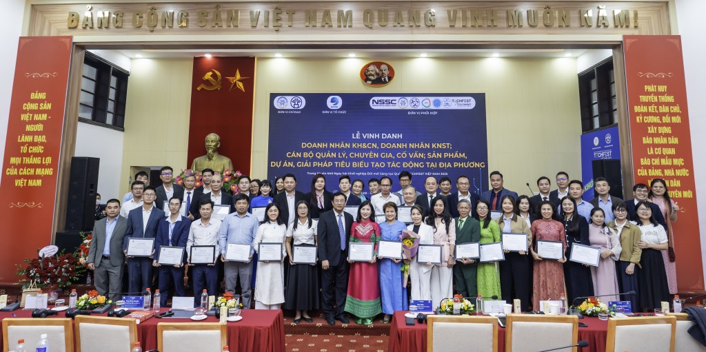 Bà Nguyễn Thị Hương Liên cùng các doanh nhân nhận bằng vinh danh tại Techfest 2025.