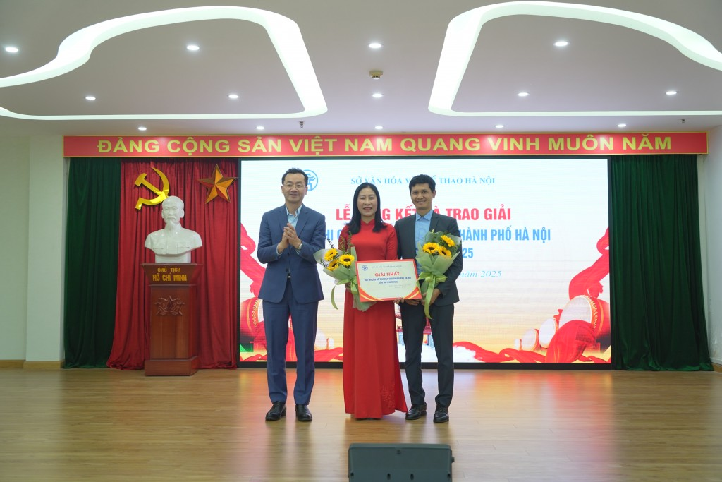 Đồng chí Phạm Xuân Tài - Phó Giám đốc Sở Văn hóa và Thể thao Hà Nội trao giải Nhất tới 