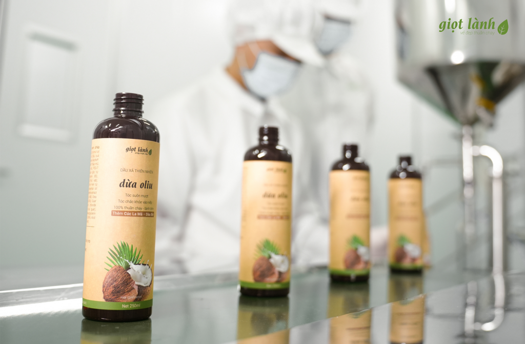 Hình ảnh sản xuất Dầu xả Dừa Oliu thuần chay của Giọt Lành Hình ảnh sản xuất Dầu xả Dừa Oliu thuần chay của Giọt Lành